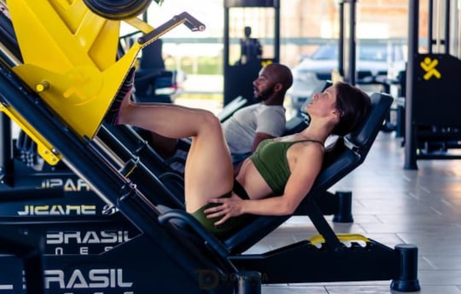 Alunos treinando no leg press da Body Station