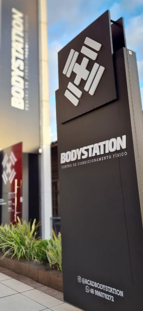 Totem com a marca Body Station na entrada da academia